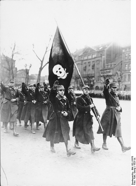SA-Mitglieder während eines Aufmarsches in Braunschweig (ca. 1923)